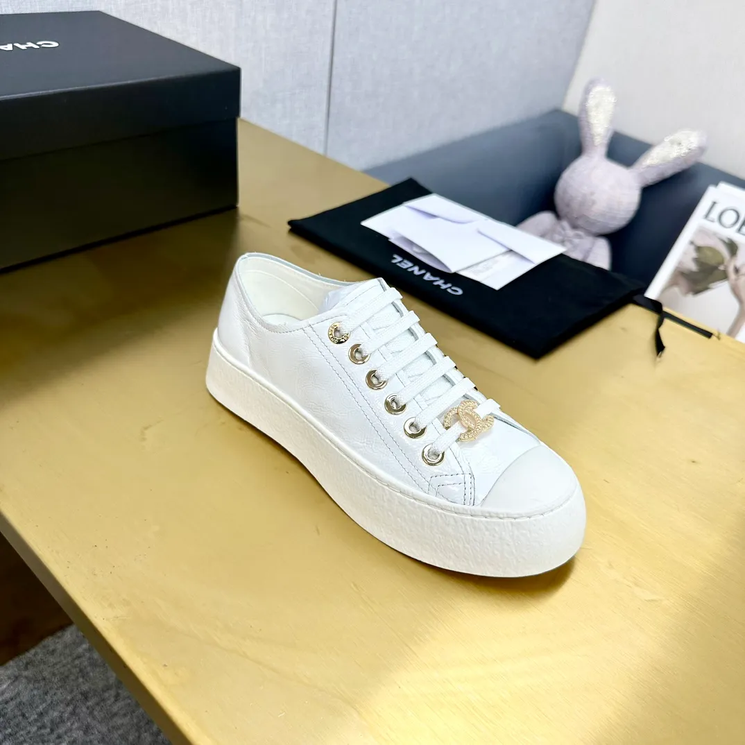 P440👟👟 Top version, original quality! ! ! Chanel Chanel - 2024 biscuit shoes, the top casual sports shoes in the counter, this classic design; the upper is electro-embroidered with a variety of craftsmanship; the outsole is fashionable and sporty; the unusual inclusion of a variety of color elements... The diversified mix and match is very good-looking and versatile, casual, fashionable, sports and outdoor can be taken into account... ꫛꫀꪝ Go➫ Material: ❶Upper made of: original first-layer cowhide ❷Inside made of: sheepskin ❸Outsole is based on: original TPU combination outsole, full set of boutique packaging for women 35–40